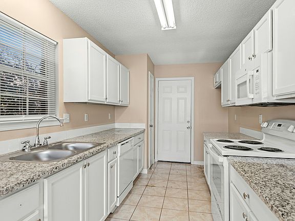 4th image of 2205 Greenwood Dr