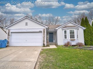 15081 Western Valley Dr, Holly, MI 48442