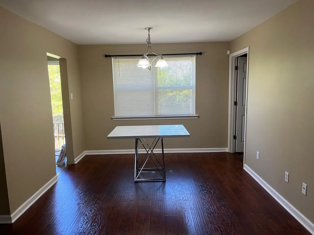 5 bed, 2100 sqft, $1,785 — Photo 2