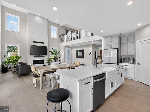 5th image of 1100 Hewes St