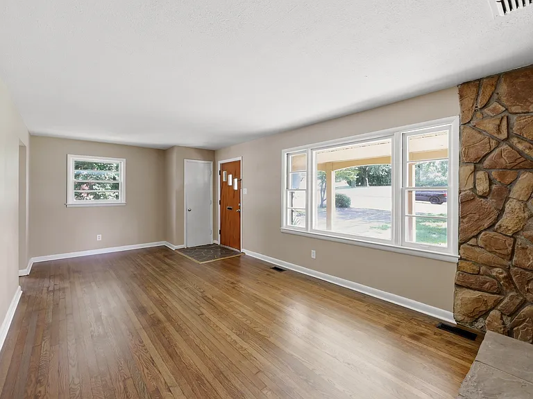 141 Zandale Dr — Photo 15