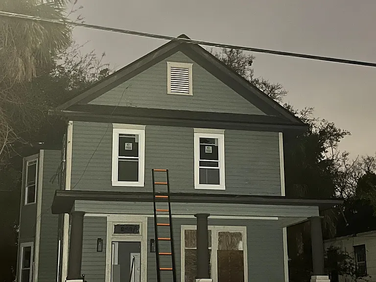 230 E 18th St — Photo 1