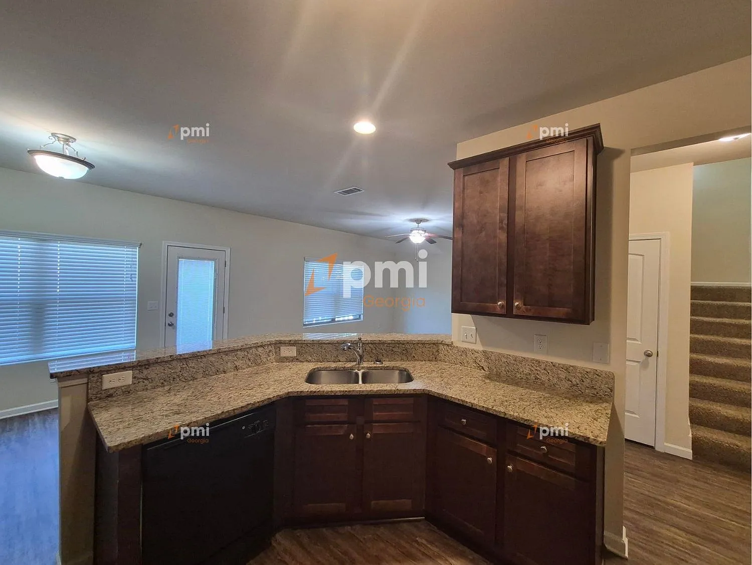 4 bed, 2.5 bath, 1887 sqft, $1,950 — Photo 2