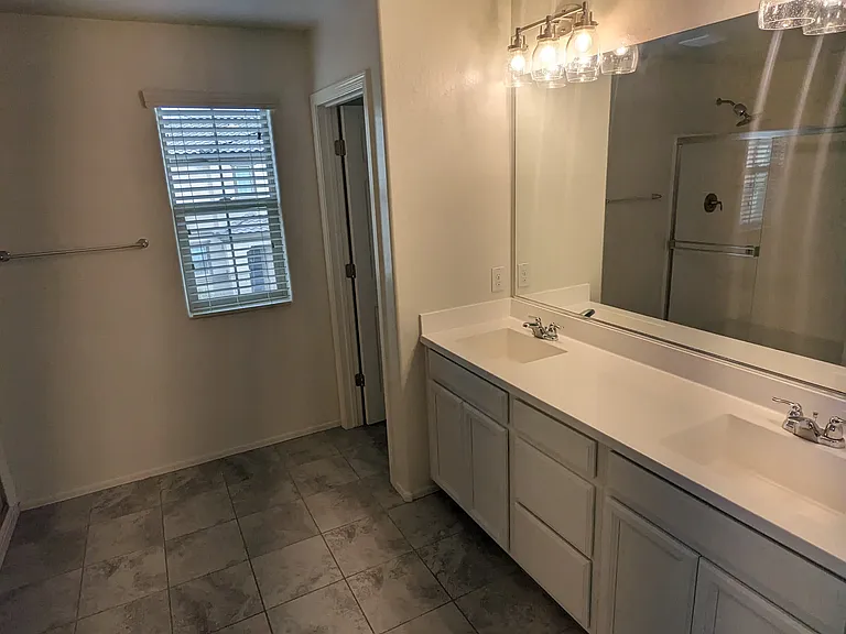 47 E Constitution Dr — Photo 36