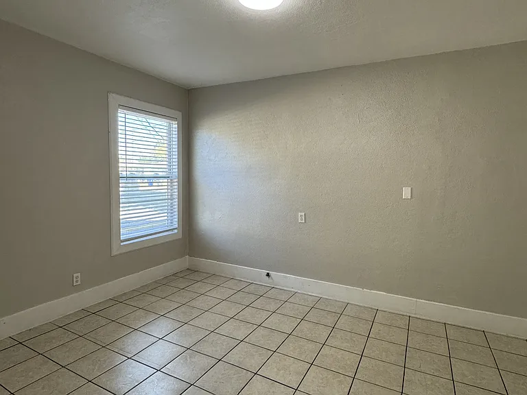 4262 Greenwood Ave — Photo 5