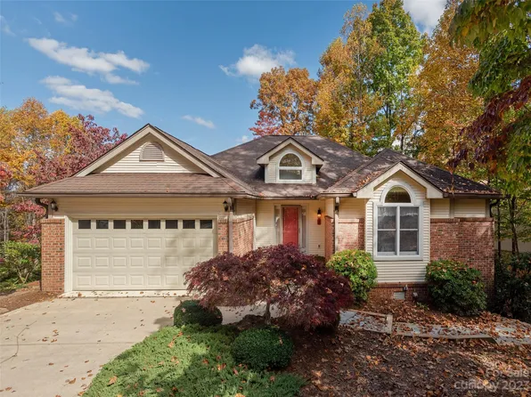 7 Governors Dr, Hendersonville, NC 28791