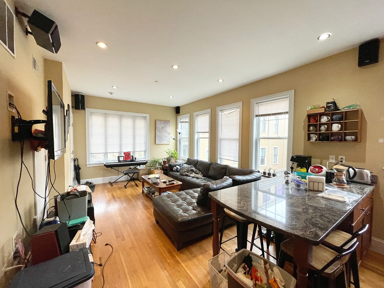 5 bed, 1200 sqft, $1,300 — Photo 1