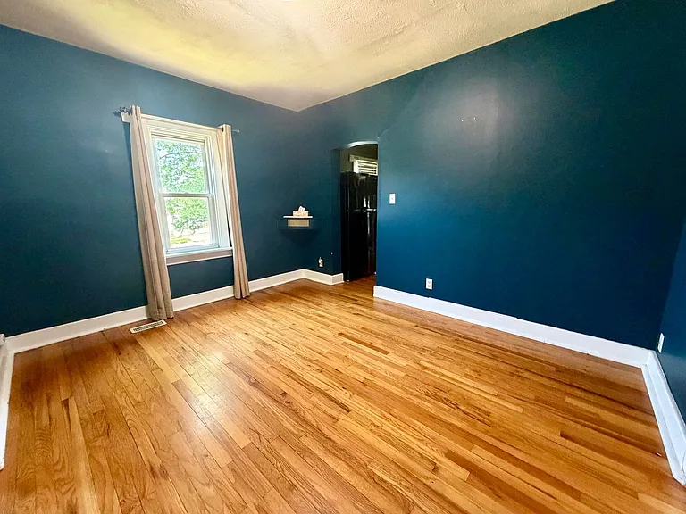 701 W C St — Photo 4