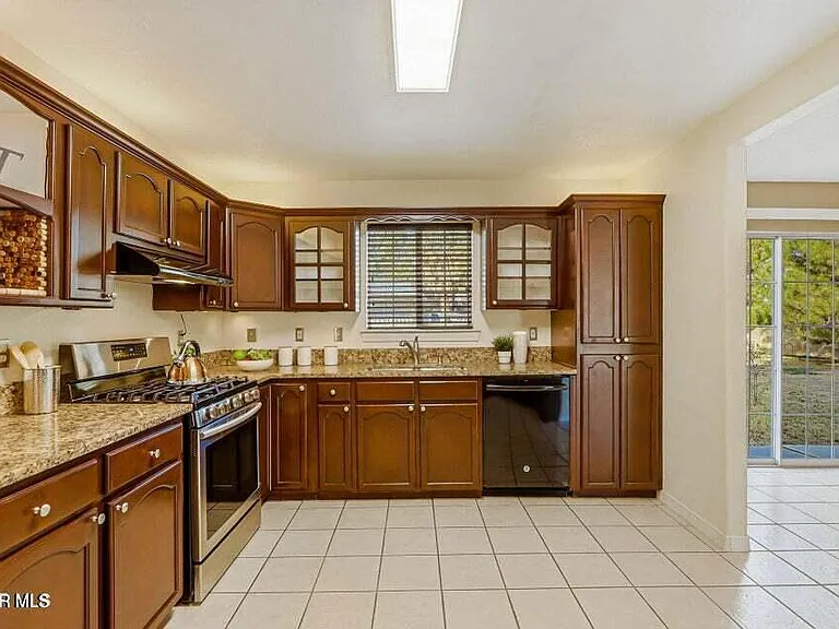 650 Vera Ct — Photo 8