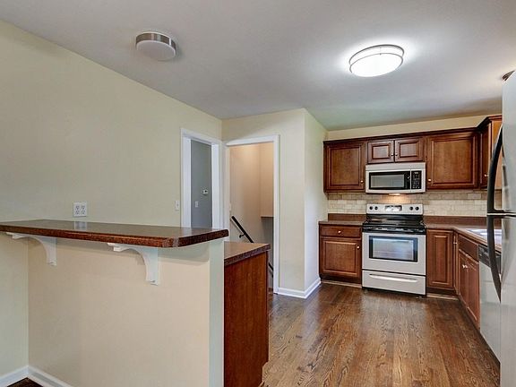 Open kitchen with peninsula