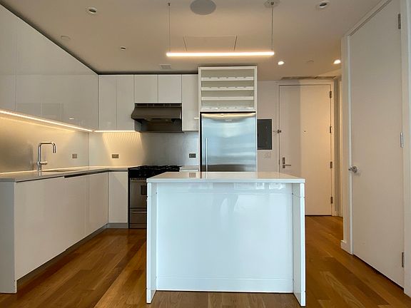 4th image of 436 Albee Sq #E19