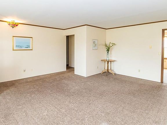 4th image of 715 Honeysuckle Dr