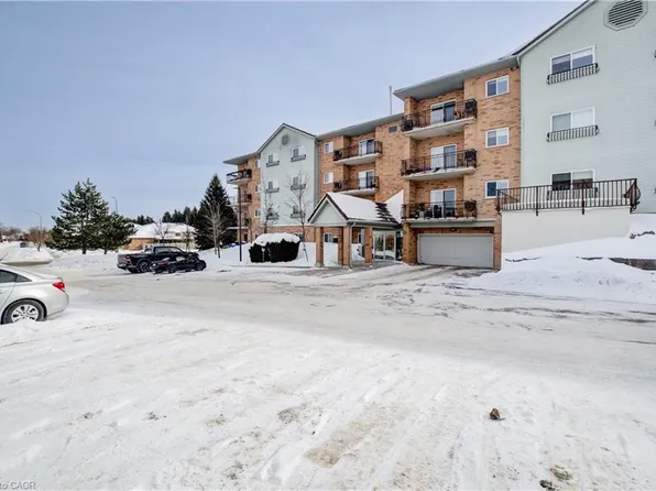 345 Briarmeadow Dr #102, Kitchener, ON N2A 4J6