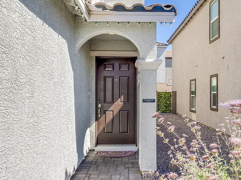 Lush Oasis Ave — Photo 29