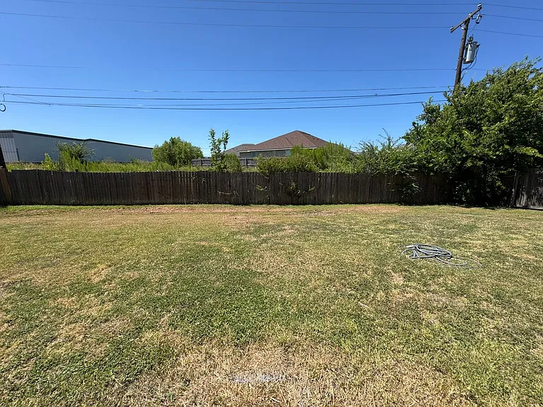 1100 Leslie Circle — Photo 15