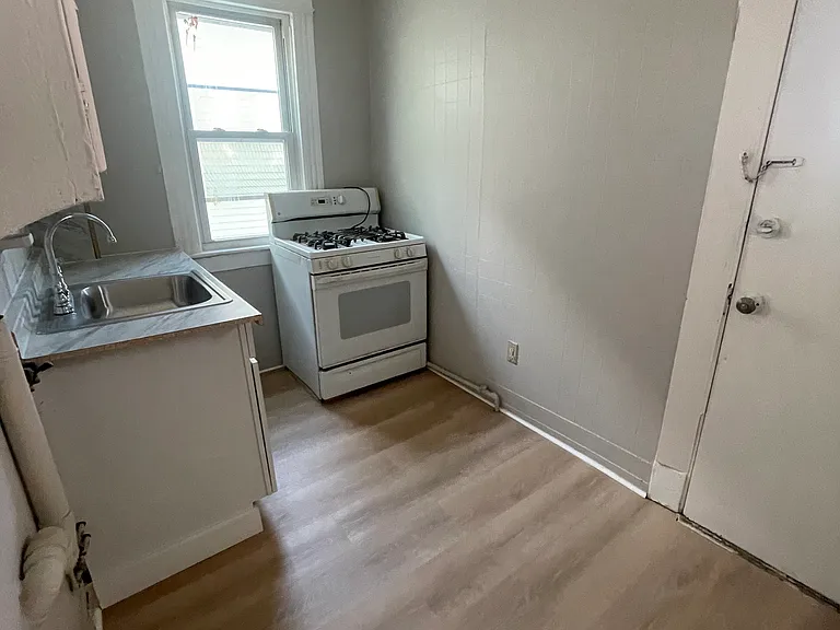54 Woodlawn Ter #2 — Photo 5