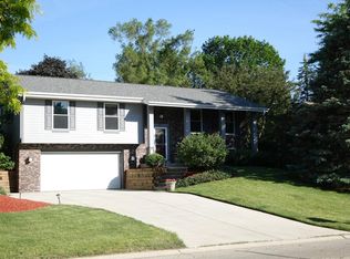 617 Oxford Dr, Hartland, WI 53029