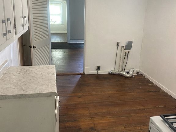 4th image of 2096 Court Ave