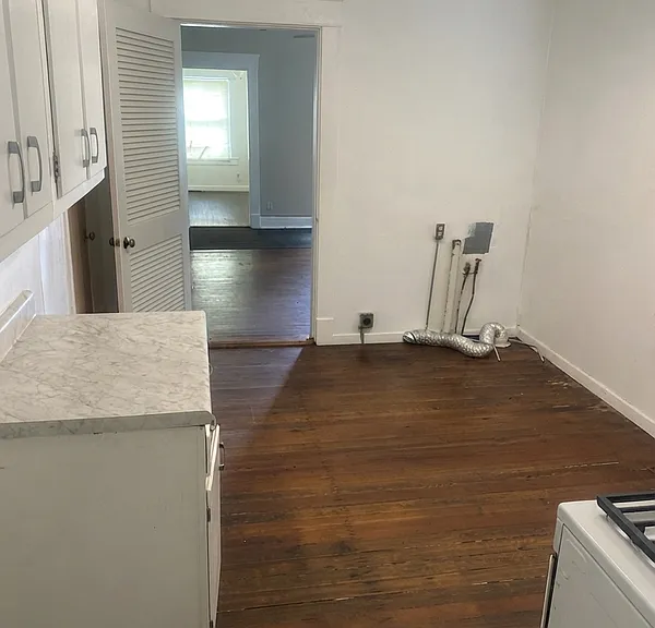 2096 Court Ave — Photo 4