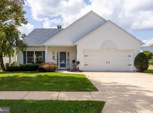 4 Lantern Ln, Columbus, NJ 08022