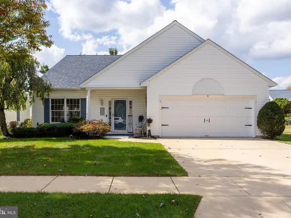 4 Lantern Ln, Columbus, NJ 08022