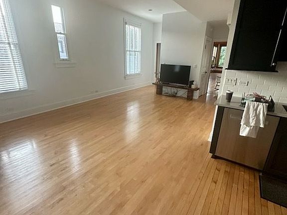 2nd image of 1110 W Oakdale Ave #3