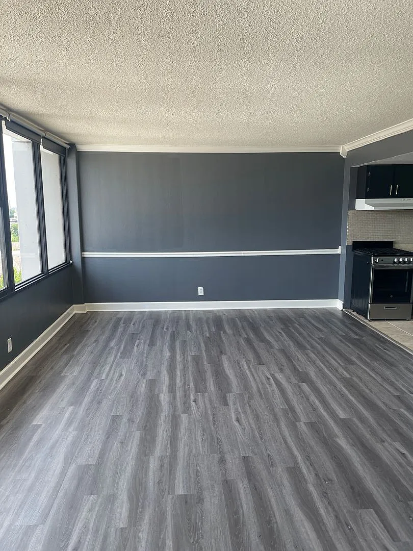 1 bedroom studio high-rise condo — Photo 4