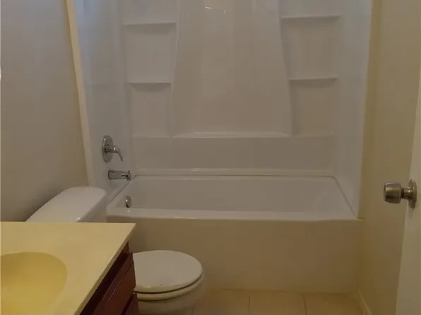 134 Racquet Club Dr, Compton, CA 90220