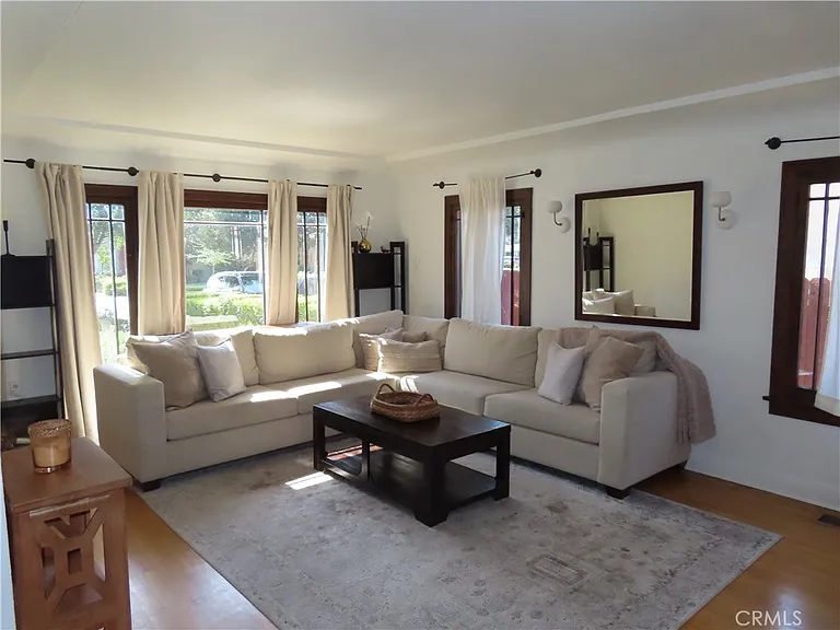 2421 French St — Photo 2