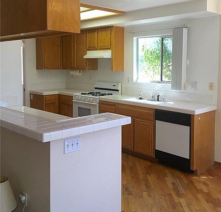 4th image of 2740 S Malcolm Ave