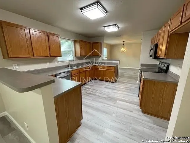 4 bed, 2.5 bath, 2424 sqft, $1,995 — Photo 2