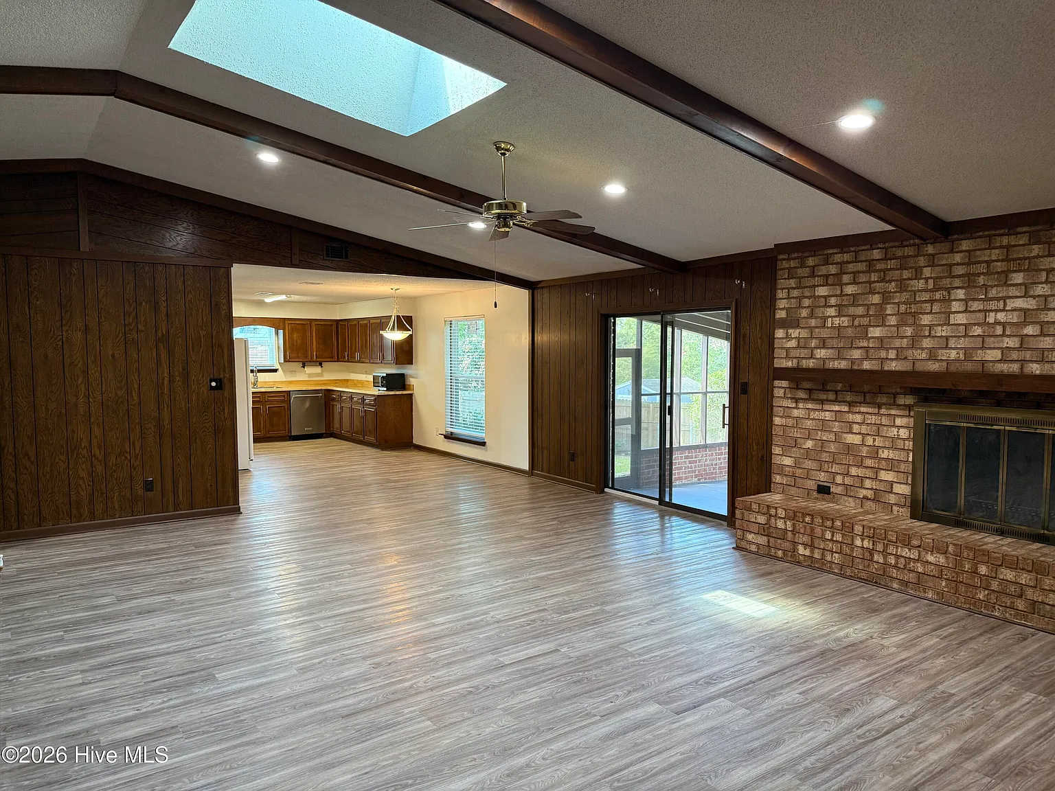 4 bed, 2.0 bath, 1983 sqft, $2,000 — Photo 3