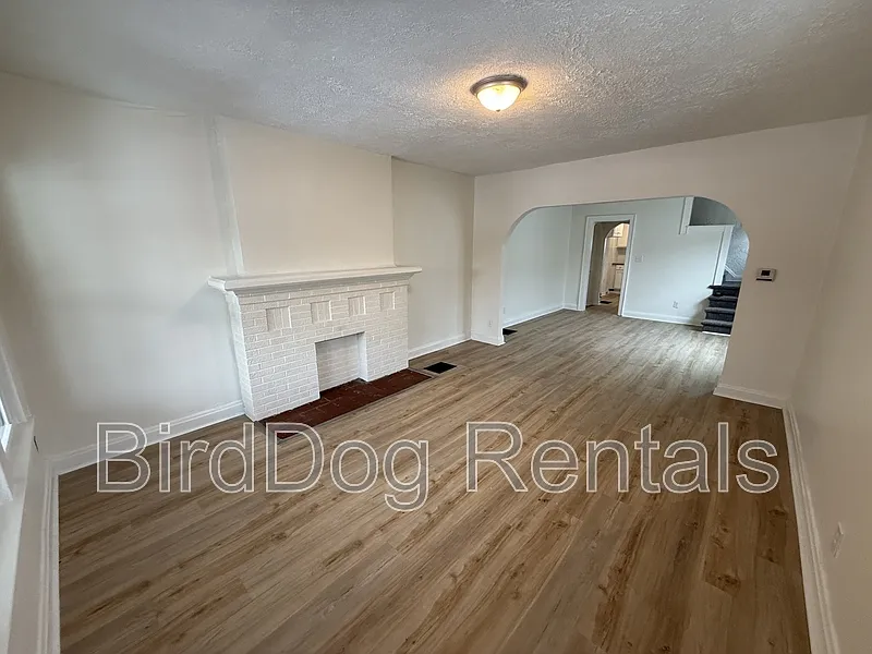3 bed, 1.0 bath, 1200 sqft, $1,350 — Photo 1