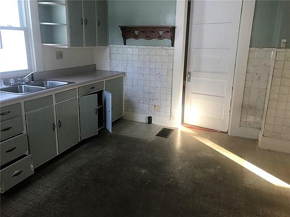 5th image of 411 S Wilkinson Ave