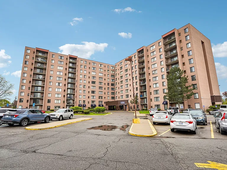 Lincoln Tower Apartments — Photo 41