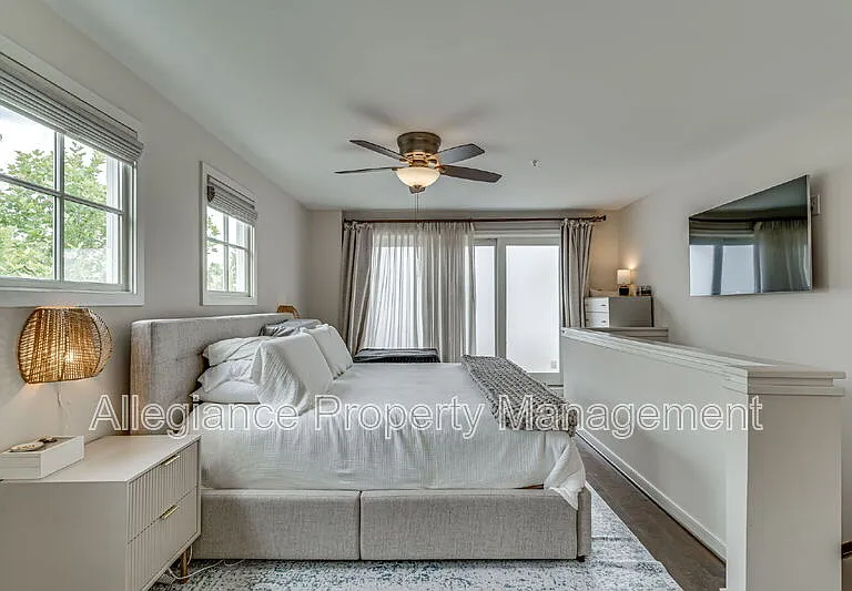 944 N Columbus St — Photo 23