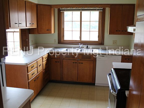4th image of 7043 Broadway St
