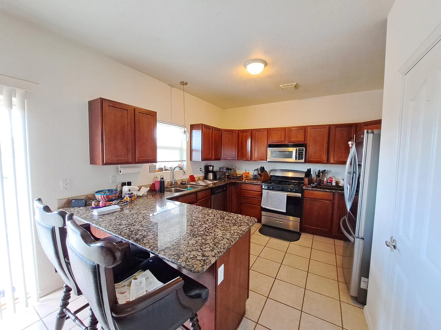 4 bed, 2.5 bath, 2323 sqft, $2,100 — Photo 4