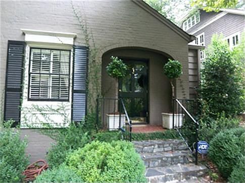Classic architectural styling such as arched doorways!