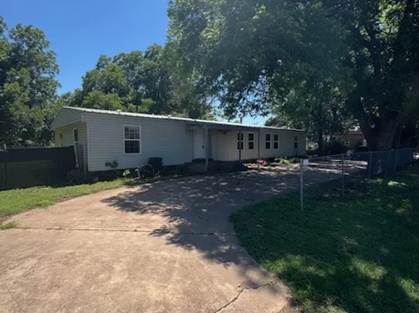 425 N 3rd St, Buffalo Gap, TX 79508