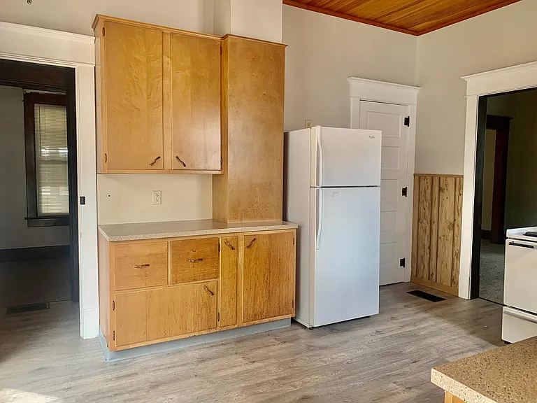 251 E Main St — Photo 18