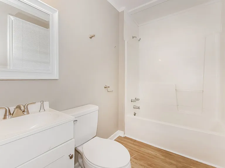 1447666_026_main_bathroom_12979563.jpg
