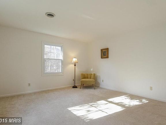 LIVING ROOM SPACIOUS UPGRADED CARPET