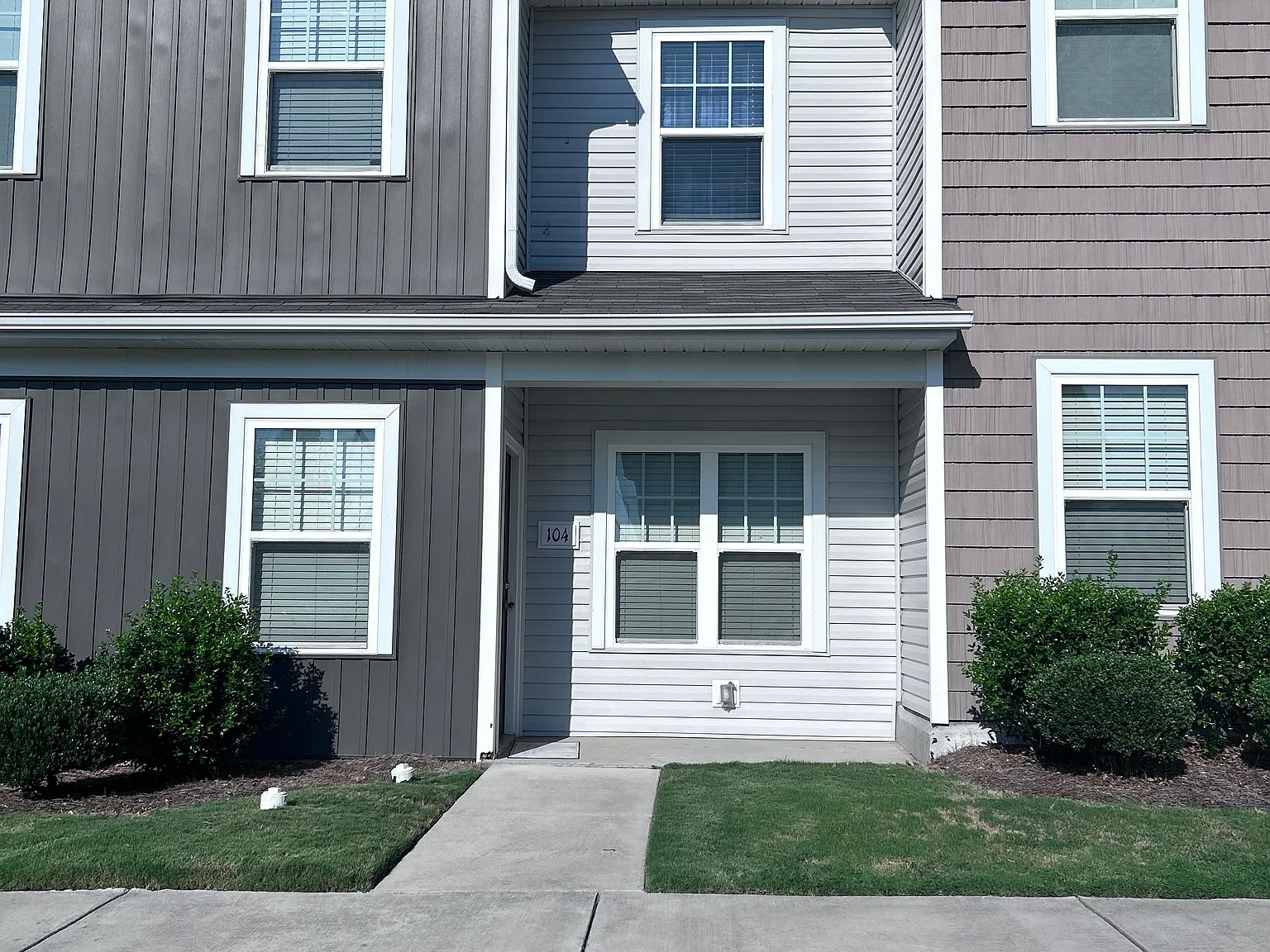 2 bed, 2.5 bath, 1084 sqft, $1,599 — Photo 1