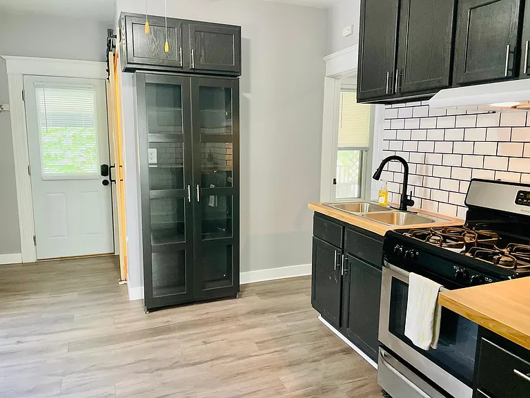 Kitchen (2/3)