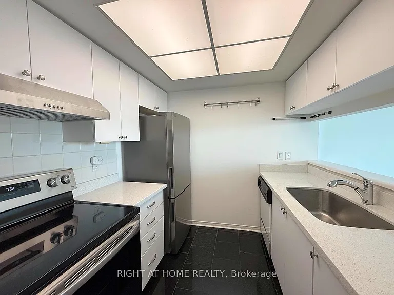 99 Harbour Sq #2205 — Photo 7