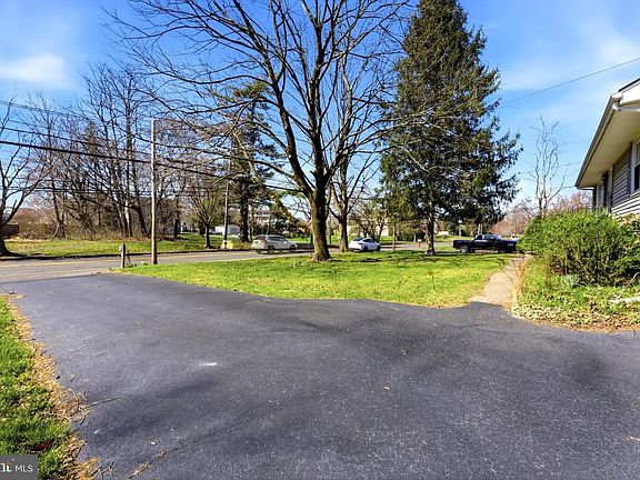 5th image of 260 Dutch Neck Rd