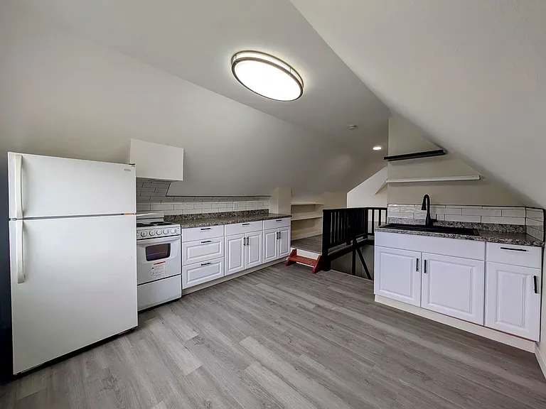 330 Roosevelt Ave — Photo 3