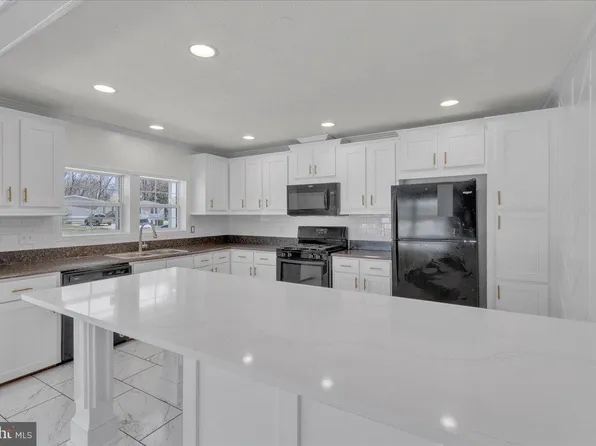 82B Edward Ln, Lothian, MD 20711