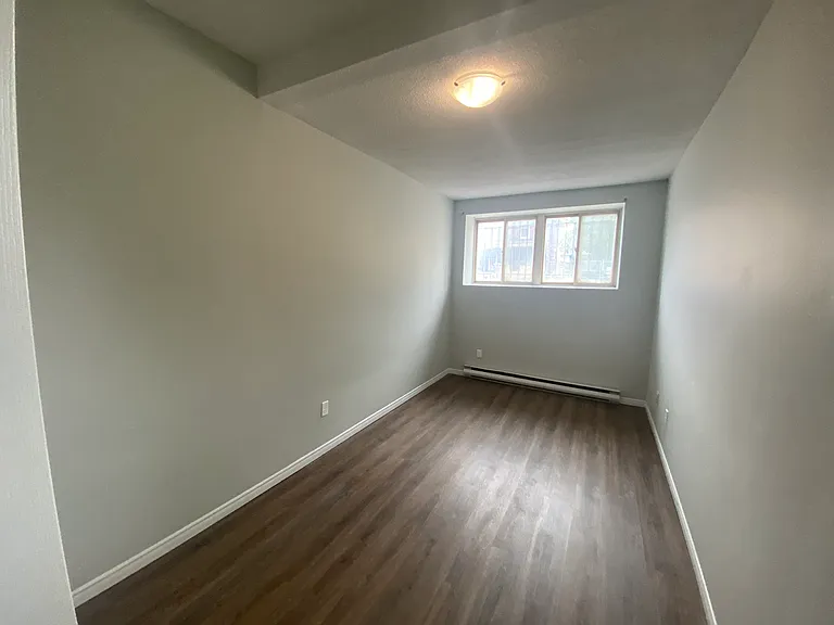 430 Adelaide St N — Photo 17